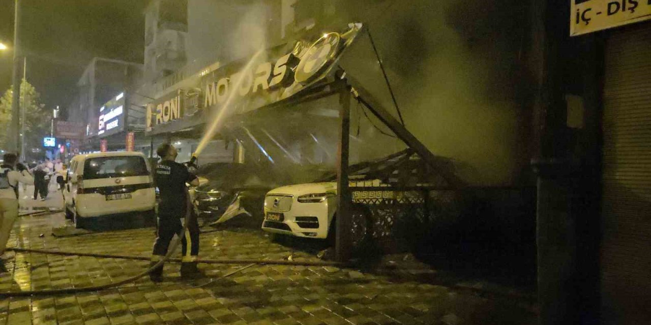 Antalya’da Oto Galeride Yangın: 4 Araç Ve Apartman Hasar Gördü