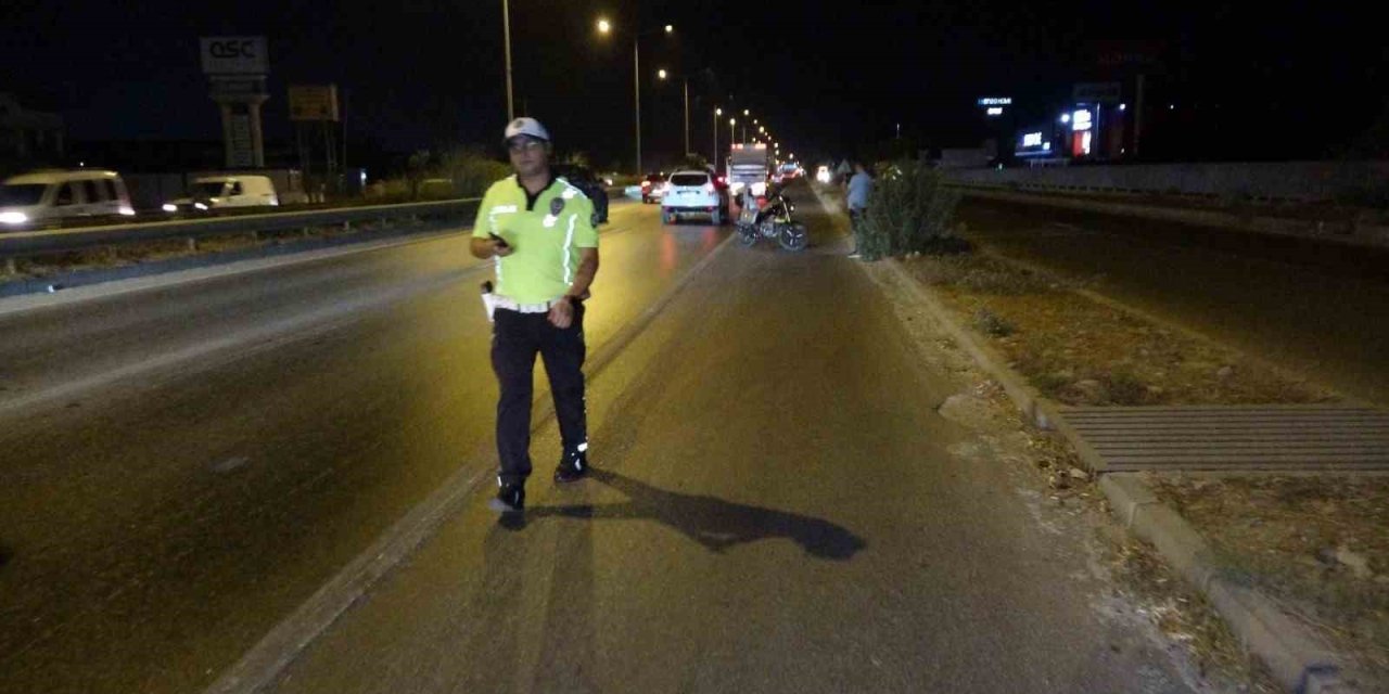 Manavgat’ta Motosiklet Yayaya Çarptı: 1’i Ağır 2 Yaralı