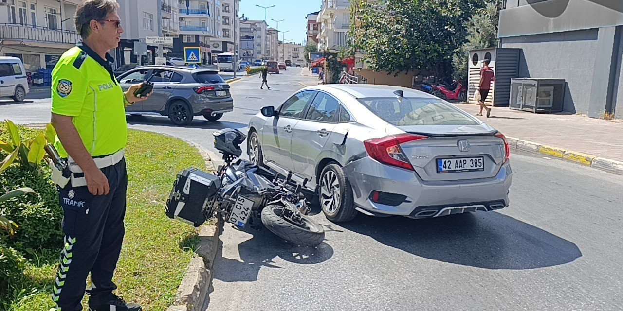 Motosiklet Otomobile Yandan Çarptı: 1 Yaralı