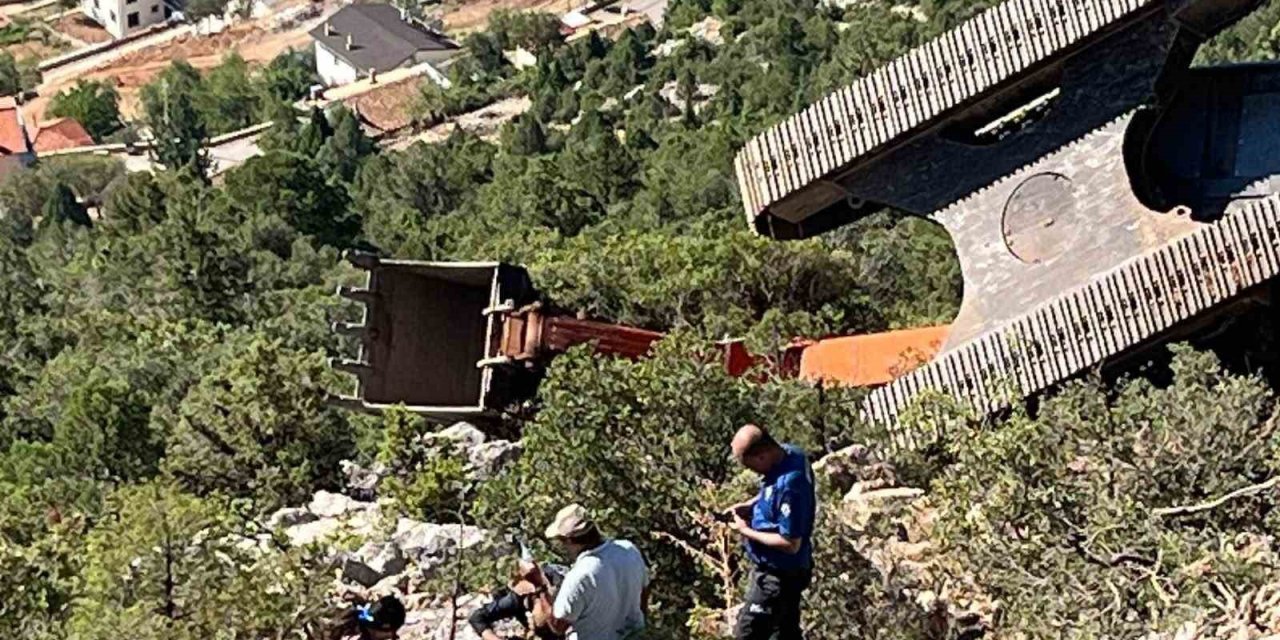 Antalya’da İş Makinesi 60 Metrelik Uçuruma Yuvarlandı Operatör Yaralı Kurtuldu