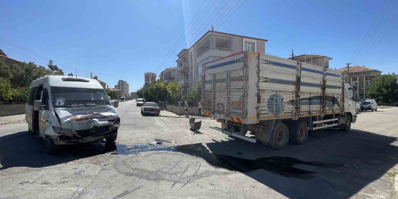 Karaman’da Minibüs İle Kamyon Çarpıştı: 2 Yaralı