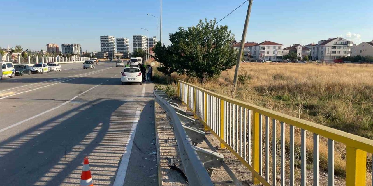 Lastiği Patlayan Otomobil Bariyerlere Çarptı: 1 Yaralı