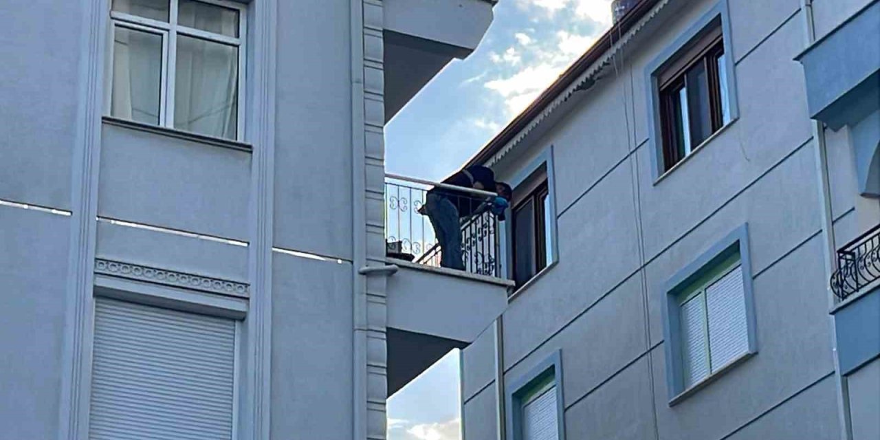 Karaman’da Balkondan Düşen Şahıs Hayatını Kaybetti