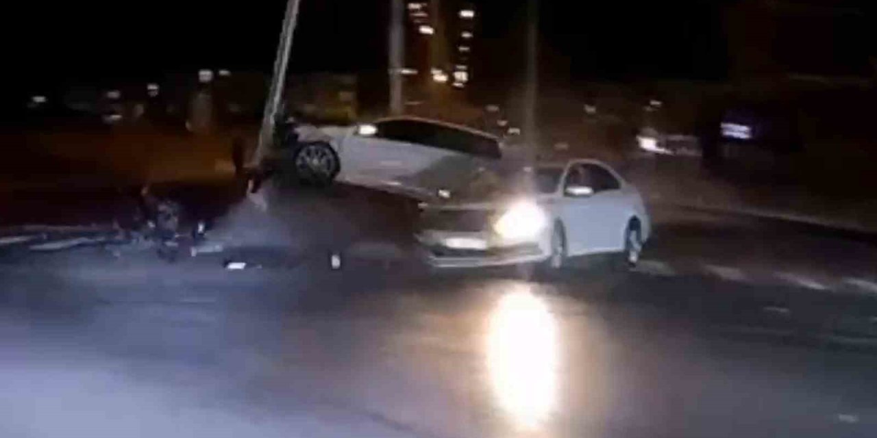 Kırmızı Işıkta Geçen Otomobilin Kazası Güvenlik Kamerasında: 3 Yaralı