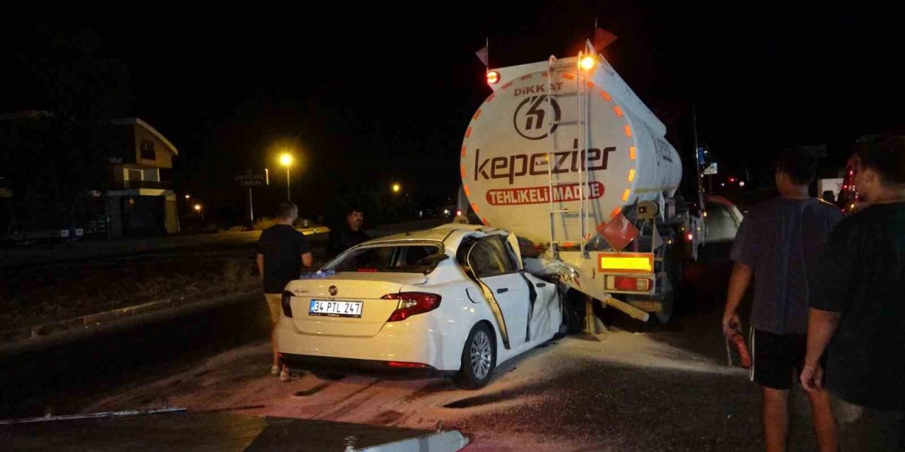 Akaryakıt Tankerine Ok Gibi Saplanan Otomobil, Tankerin Yakıtının Boşaltılmasıyla Çıkartılabildi