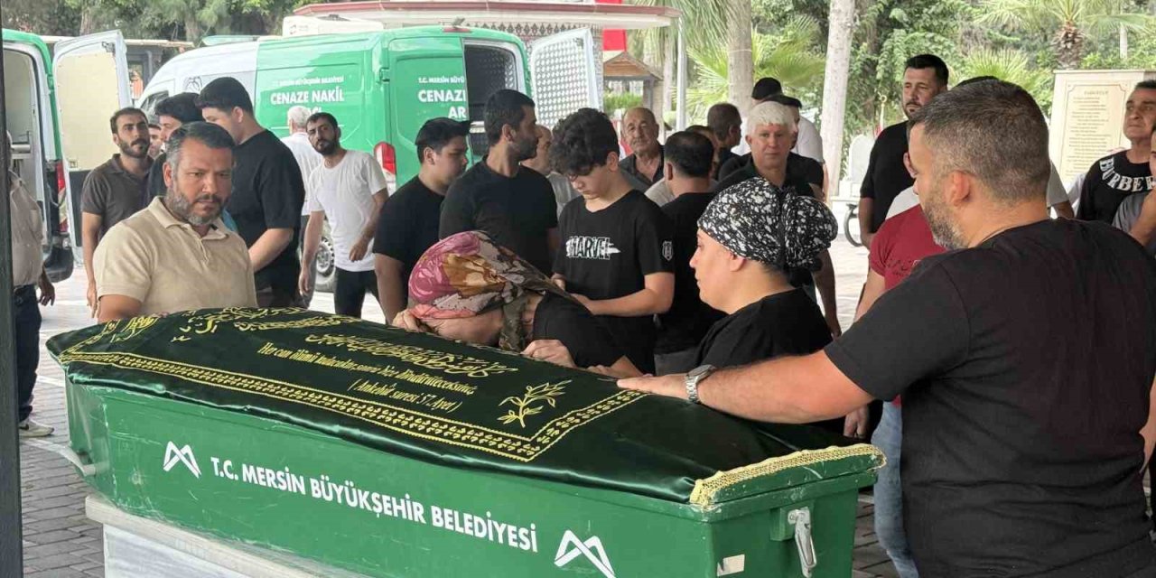 Girdiği Kanalda Hayatını Kaybeden Çocuk Son Yolculuğuna Uğurlandı