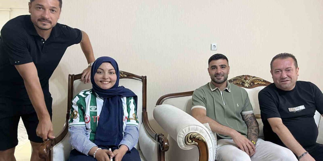 Konyaspor’dan Omurilik Kanseri Tedavisi Gören Taraftar Sude Ay’a Ziyaret