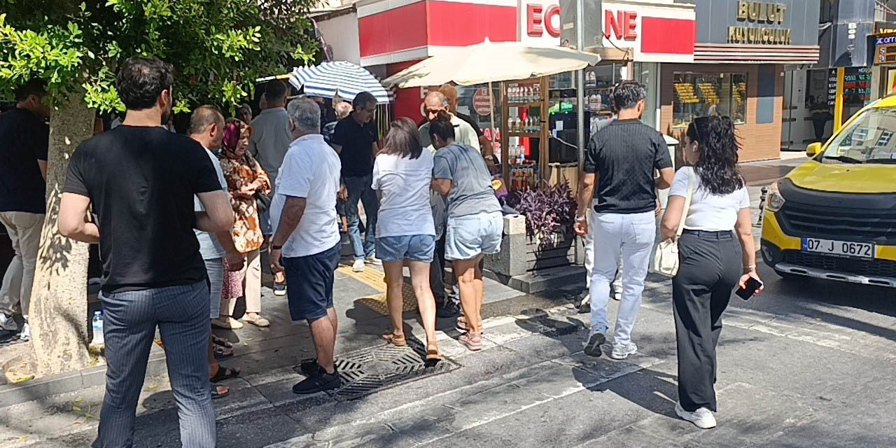 Yayaya Yol Veren Araçların Arasından Geldi, Yayaya Çarpıp Kaçtı