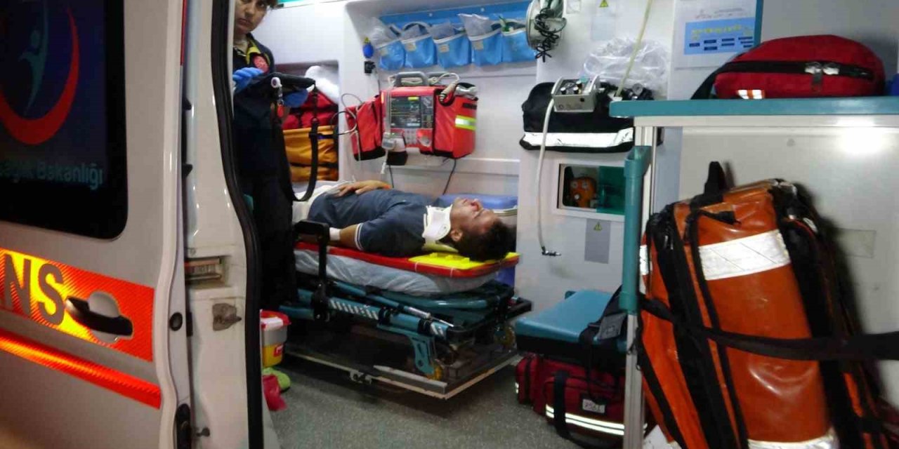 Refüj Bordürüne Çarpan Otomobil Takla Attı: 2 Yaralı