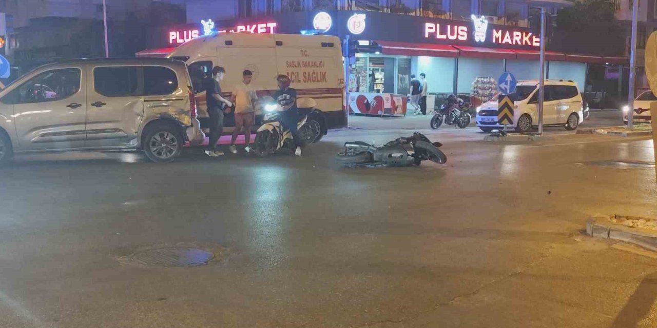 Manavgat’ta Hafif Ticari Araç İle Çarpışan Motosikletli Yaralandı