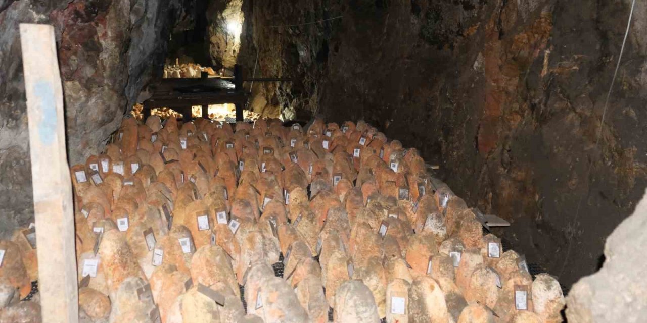 Mağaraya Beyaz Giriyor, Kırmızı Çıkıyor: ‘divle Obruk Peyniri’ Sofralara Hazırlanıyor