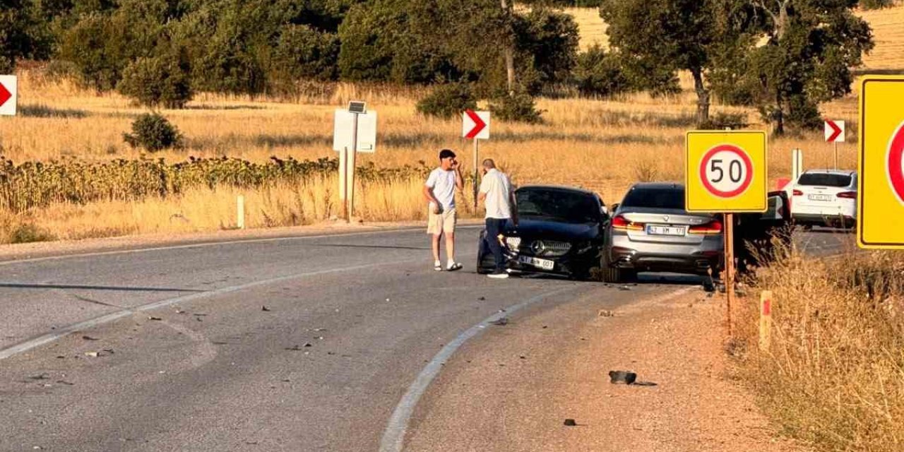 Beyşehir’de 3 Otomobil Çarpıştı: 6 Yaralı