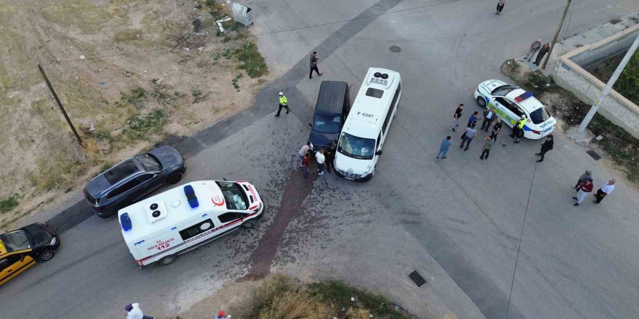 Okul Servisi İle Hafif Ticari Araç Çarpıştı: 6 Yaralı