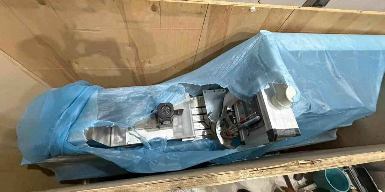 Mersin’de Plastik Ambalaj Dükkanında Uyuşturucu İmalathanesi Ortaya Çıkarıldı: 100 Bin Sentetik Ecza Hap Ele Geçirildi