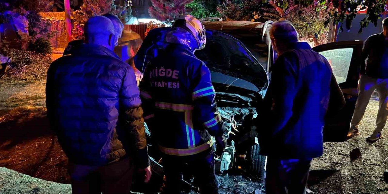 Niğde’de Park Halindeki Otomobil Yandı