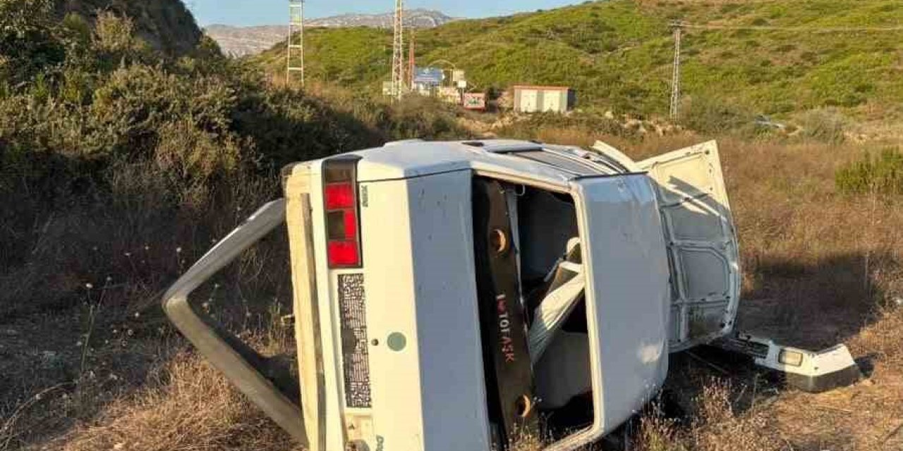 Antalya’da Şarampole Yuvarlanan Aracın Sürücüsü Yaralandı