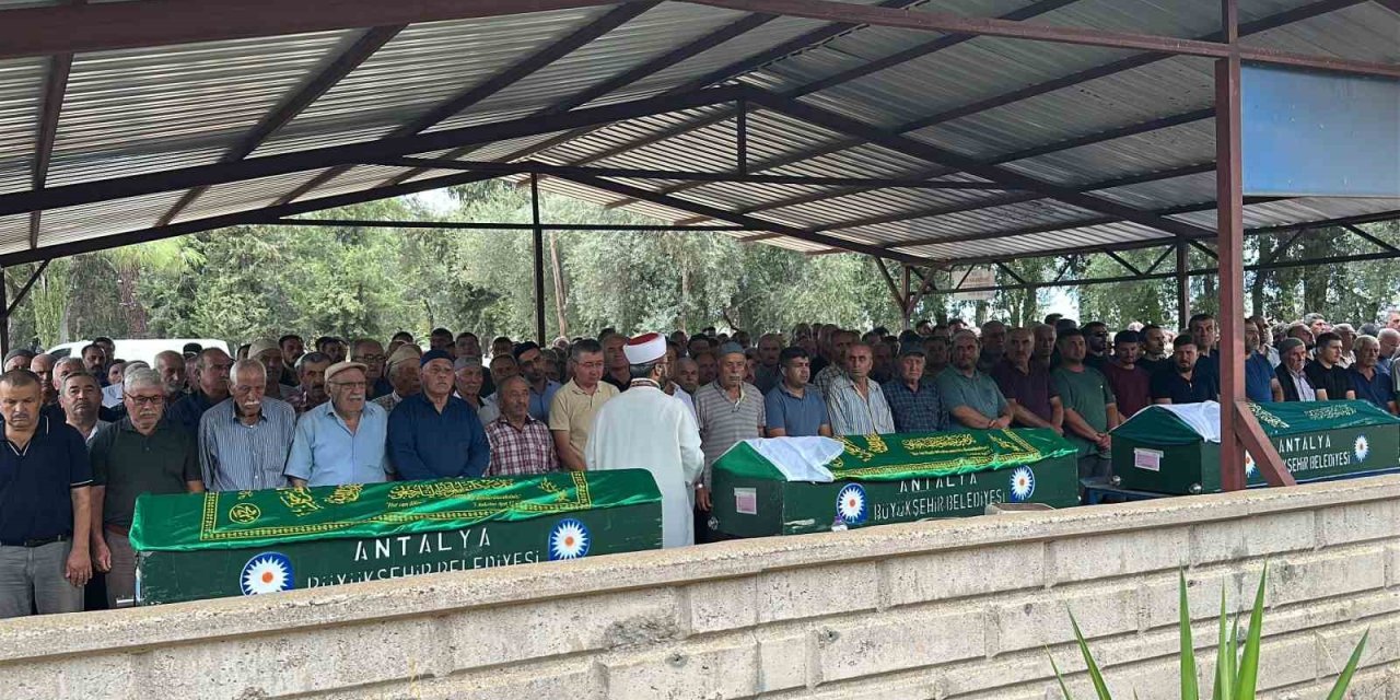 Antalya Aile Faciasında Hayatını Kaybedenler Yan Yana Defnedildi, Cenazede Gözyaşları Sel Oldu