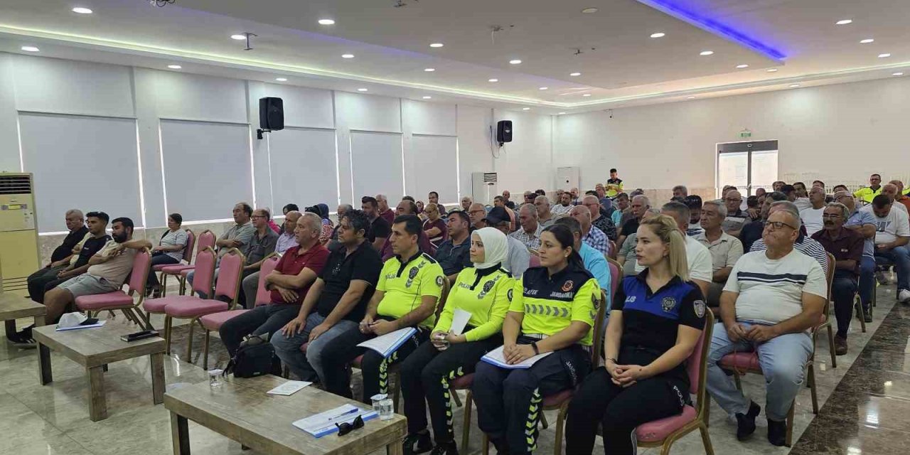 Silifke’de Okul Servis Sürücülerine Trafik Eğitimi