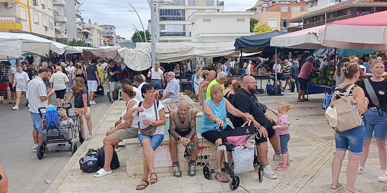 Manavgat Semt Pazarına Turist Akını Esnafın Yüzünü Güldürdü