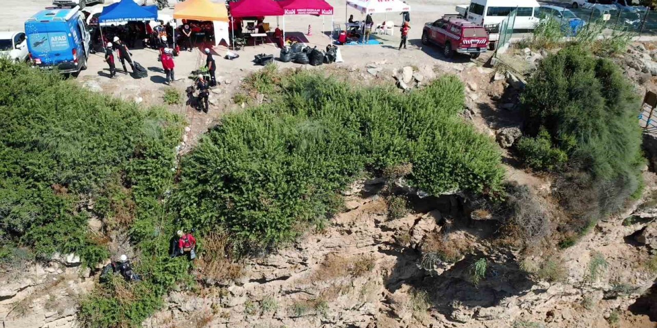 35 Metrelik Falezlerden Halatlarla Sarkıp Temizlik Yaptılar