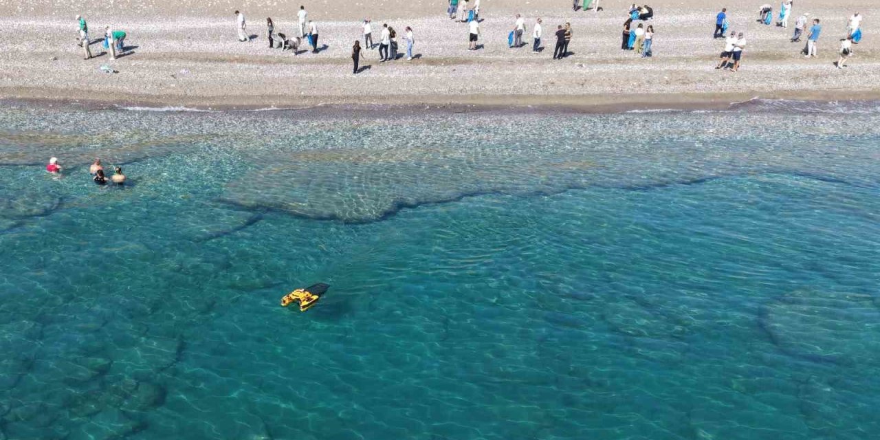 Kemer’de Deniz Ve Sahilde Aynı Anda Temizlik