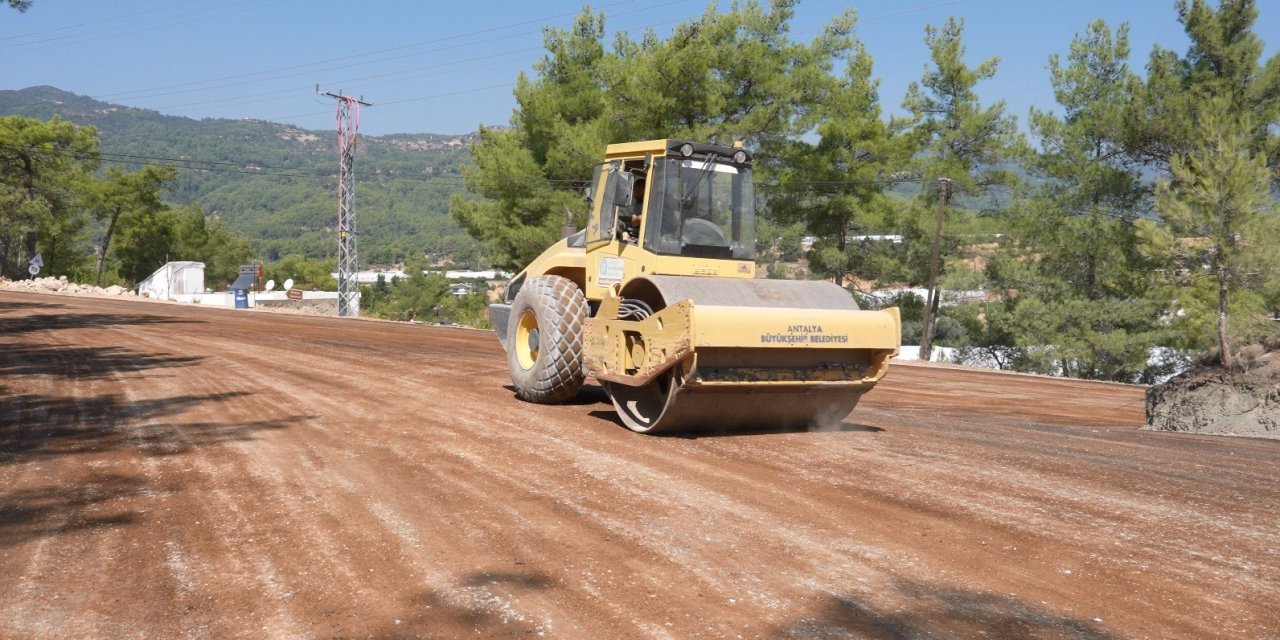Kaş’ın Üç Mahallesini Bağlayan 16 Kilometrelik Yol Asfaltlanıyor