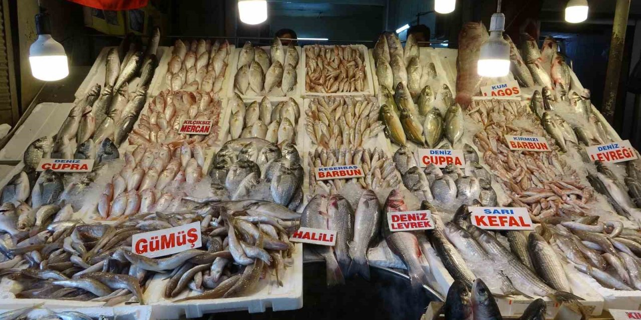 Mersin’de Av Yasağının Kalkmasıyla Balık Tezgahları Şenlendi