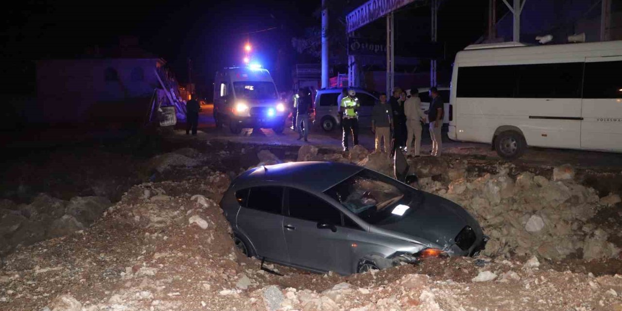 Otomobil İnşaatın Kazı Alanına Uçtu: 2 Yaralı