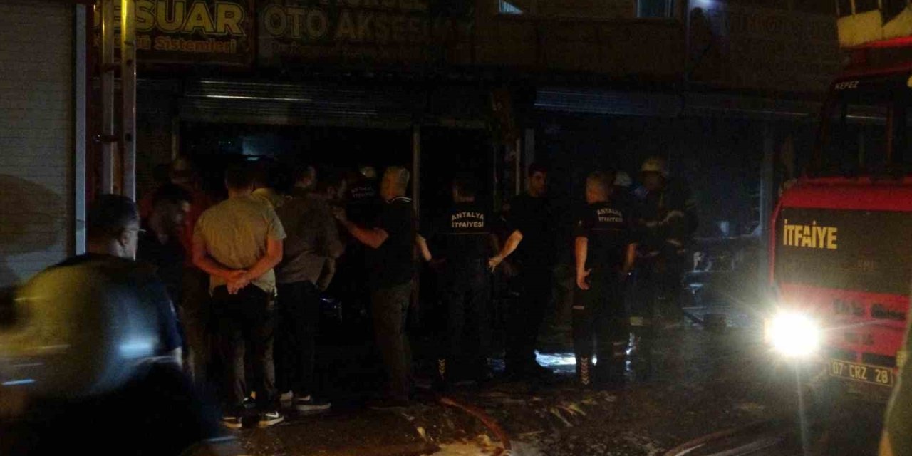 Antalya’da İki İş Yerinde Yangın: Alevler Üst Kattaki Eve De Zarar Verdi