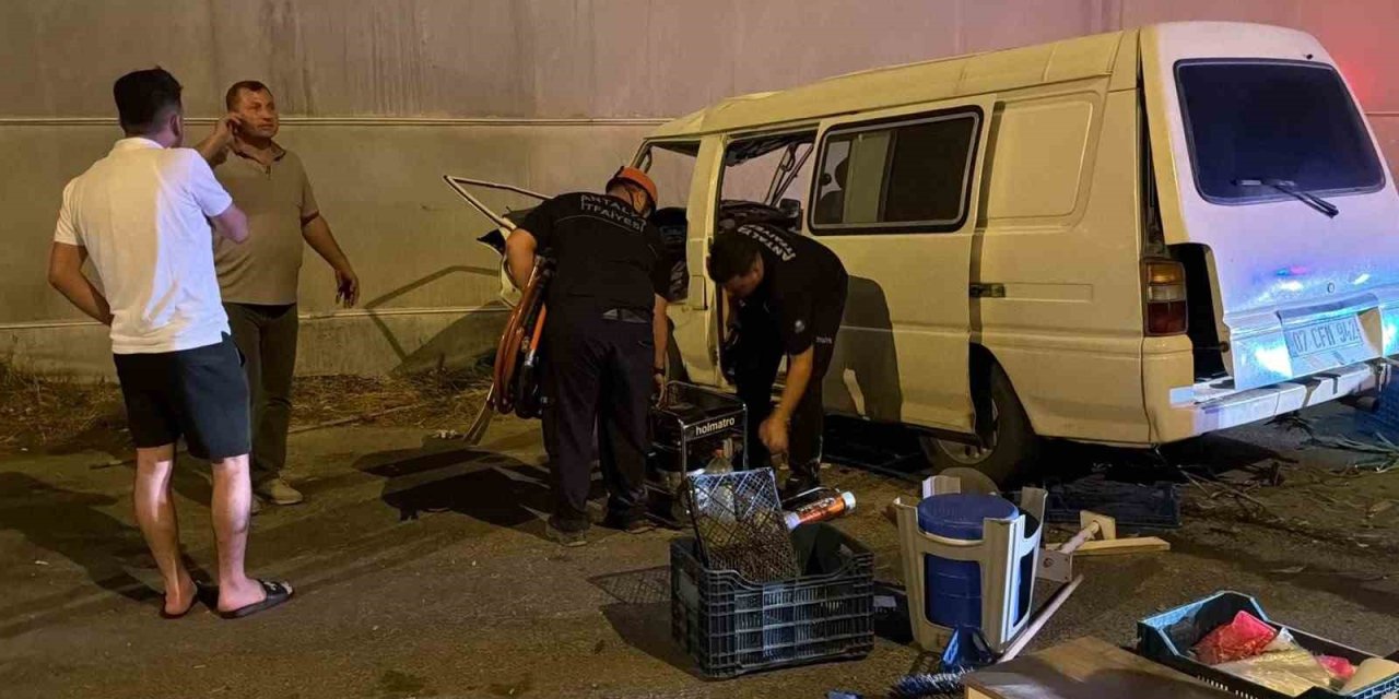 Antalya’da Panelvan Kontrolden Çıktı: 1 Yaralı