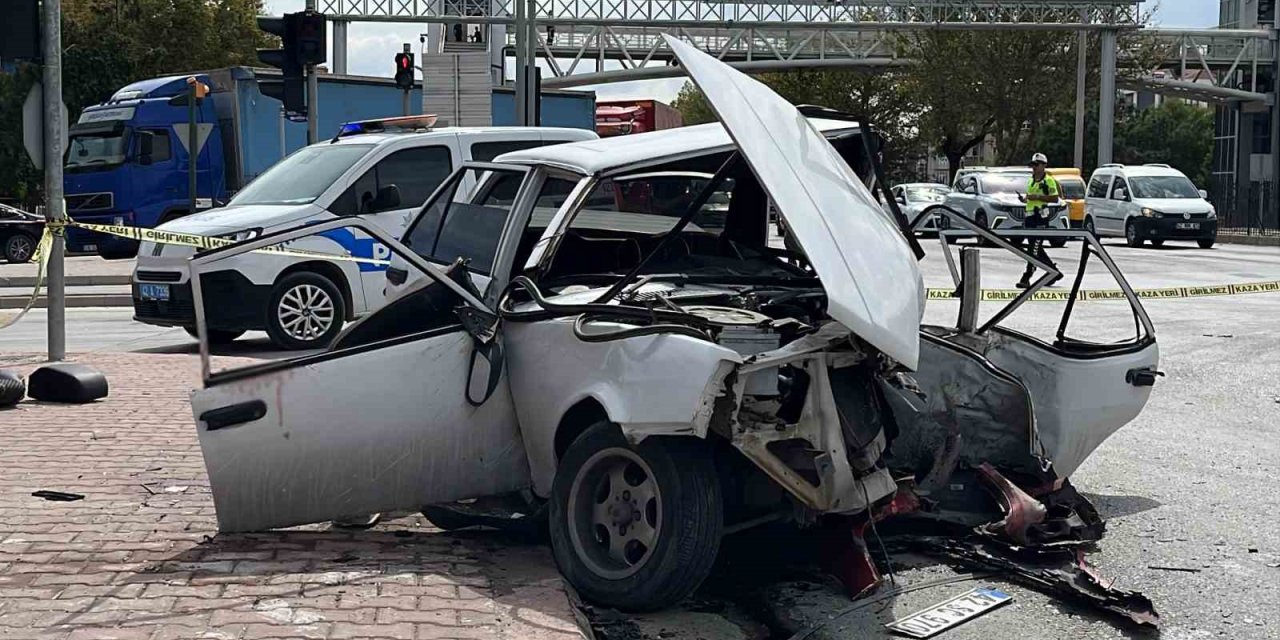Otomobiller Çarpıştı, Tofaş Hurdaya Döndü: 3’ü Ağır 4 Yaralı