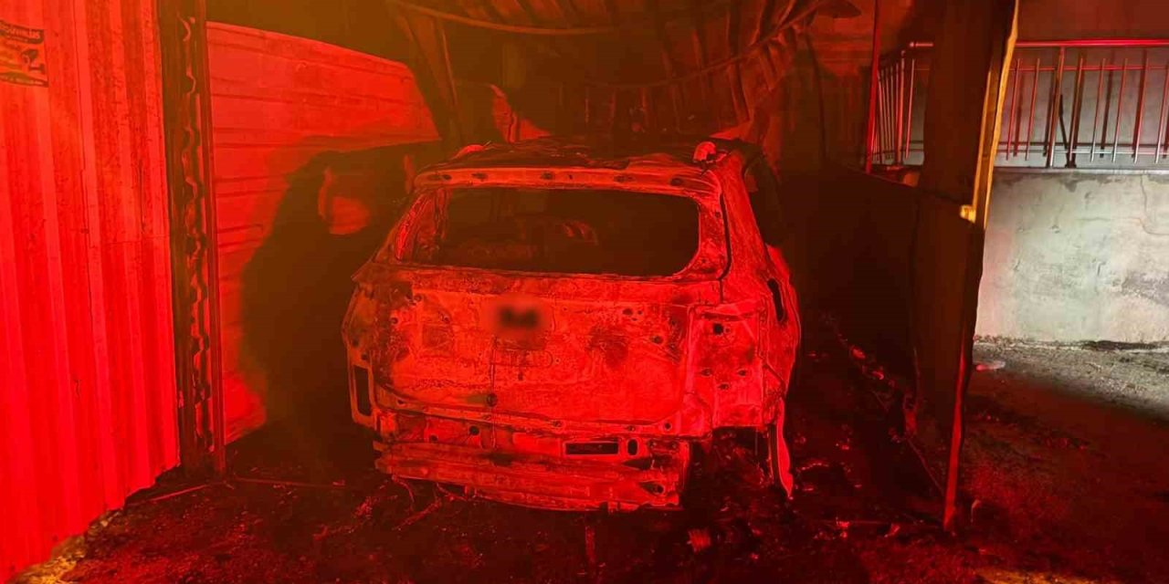 Üzerine Geçirdiği Çöp Poşetiyle Gelip Otomobili Kundakladı: Yangın 3 Katlı Binaya Sıçradı