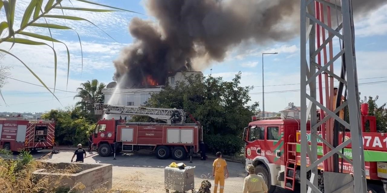 4 Katlı Binanın Çatısı Alev Alev Yandı