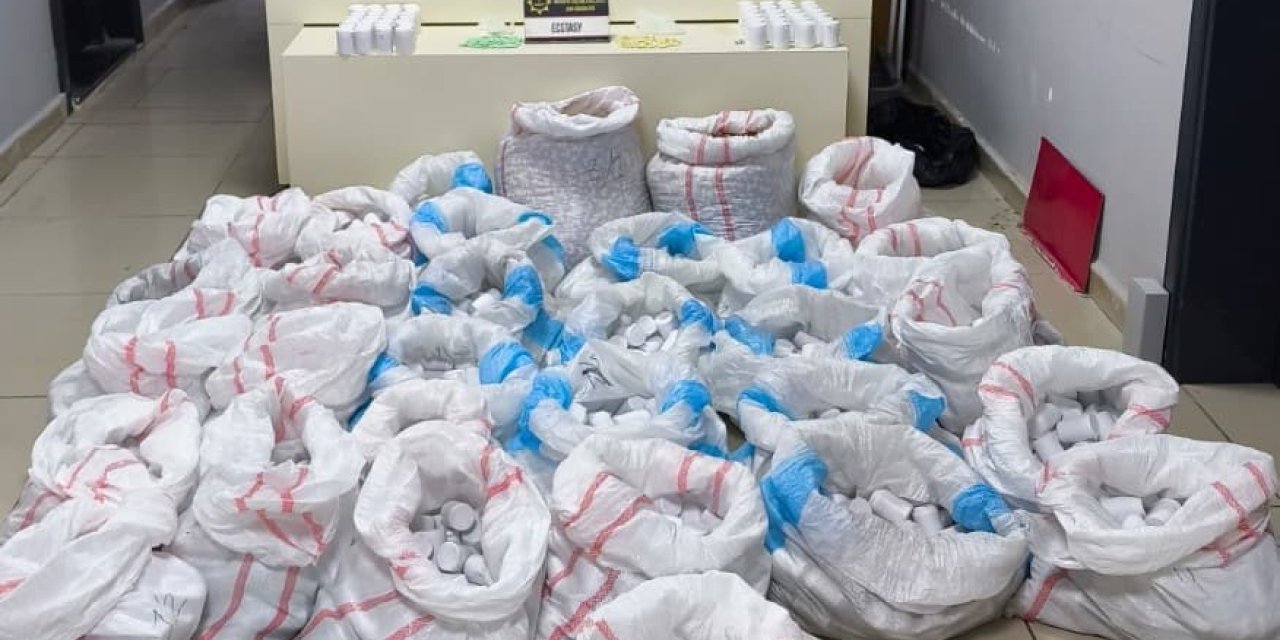Hastane Otoparkındaki Araçta 256 Binden Fazla Sentetik Ecza Hap Ele Geçirildi: 4 Gözaltı