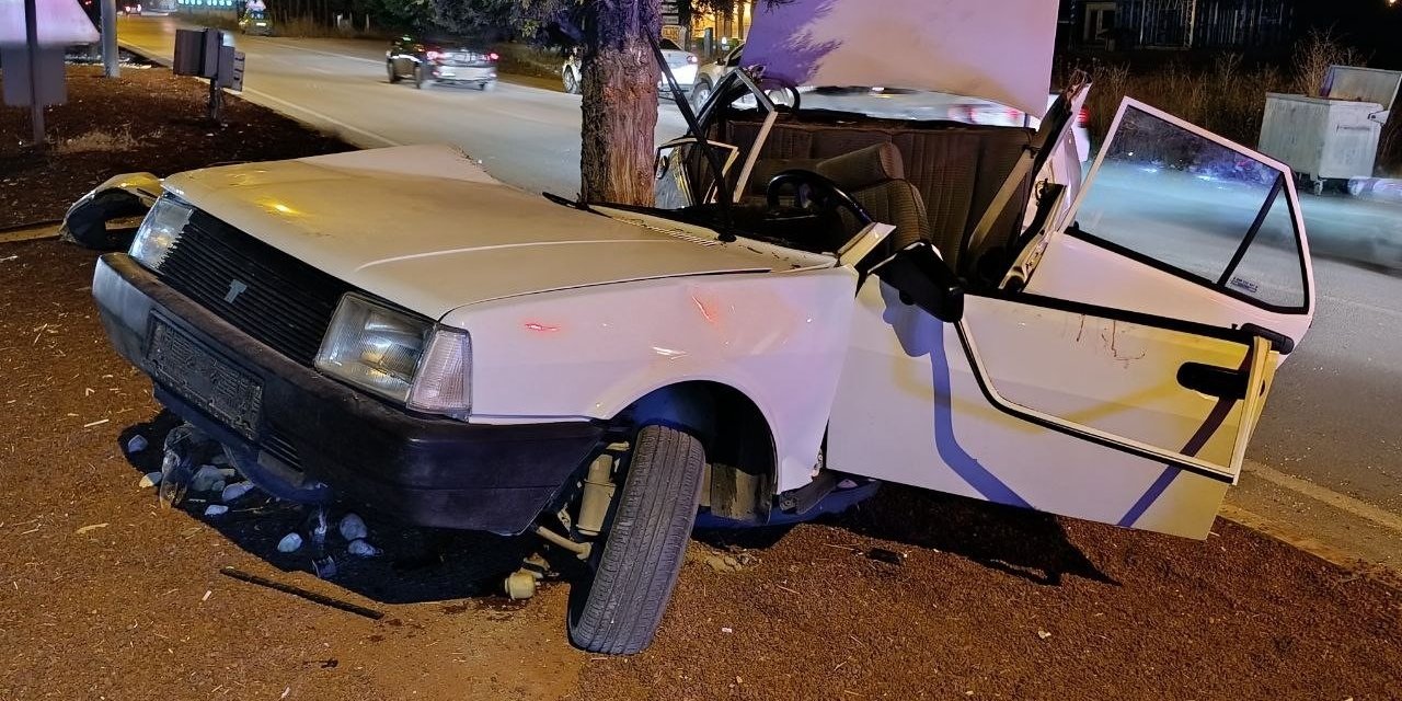 Beyşehir’de Tofaş Otomobil Ağaca Çarptı: 1’i Ağır 2 Yaralı