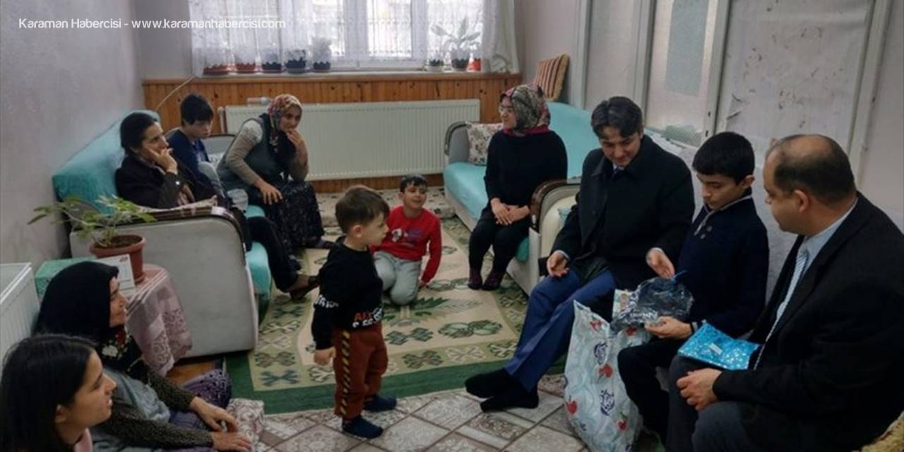 Evde Eğitim Gören Öğrencilere Karnelerini Kaymakam Verdi