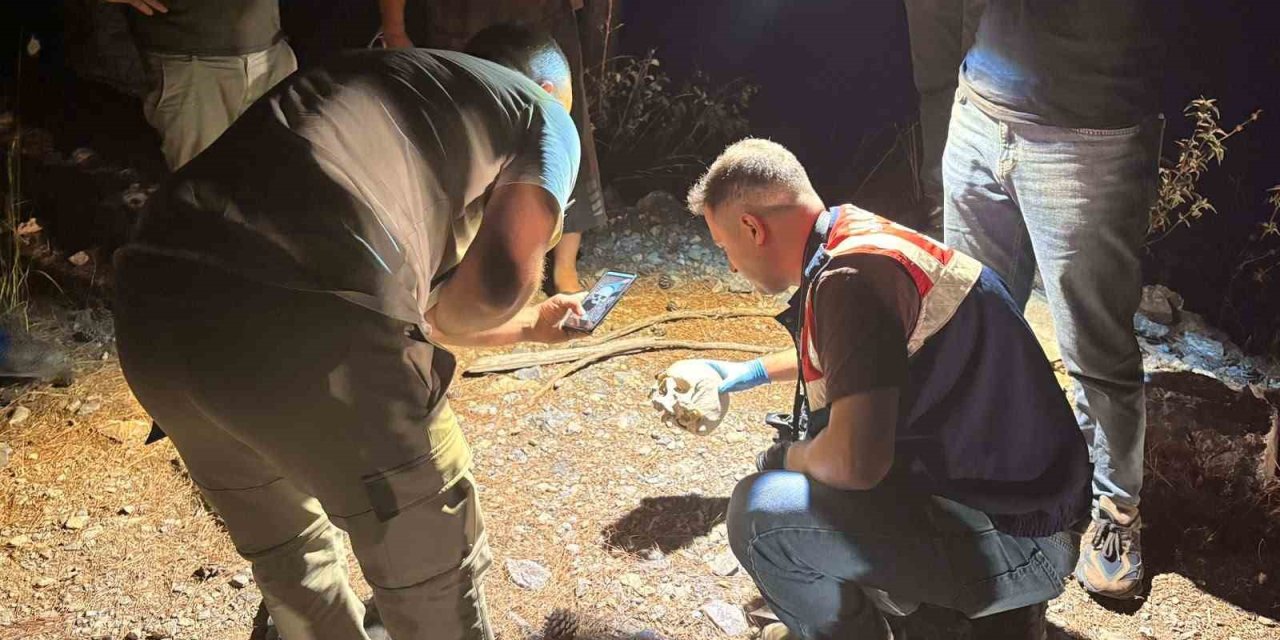 15 Aydır Kayıp Şahsın Kimliği Ve Kıyafeti İle 50 Metre İlerisinde Kafatası Bulundu