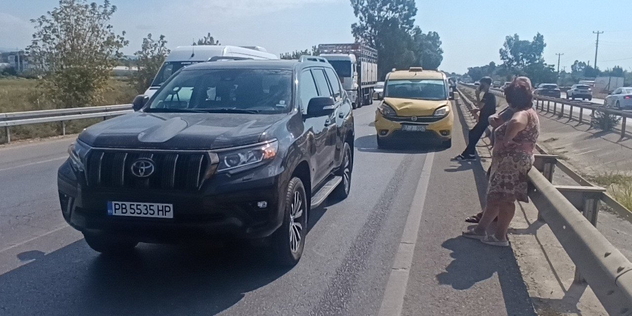 Manavgat’ta 3 Araçlı Zincirleme Kaza, Trafikte Uzun Araç Kuyruğuna Neden Oldu