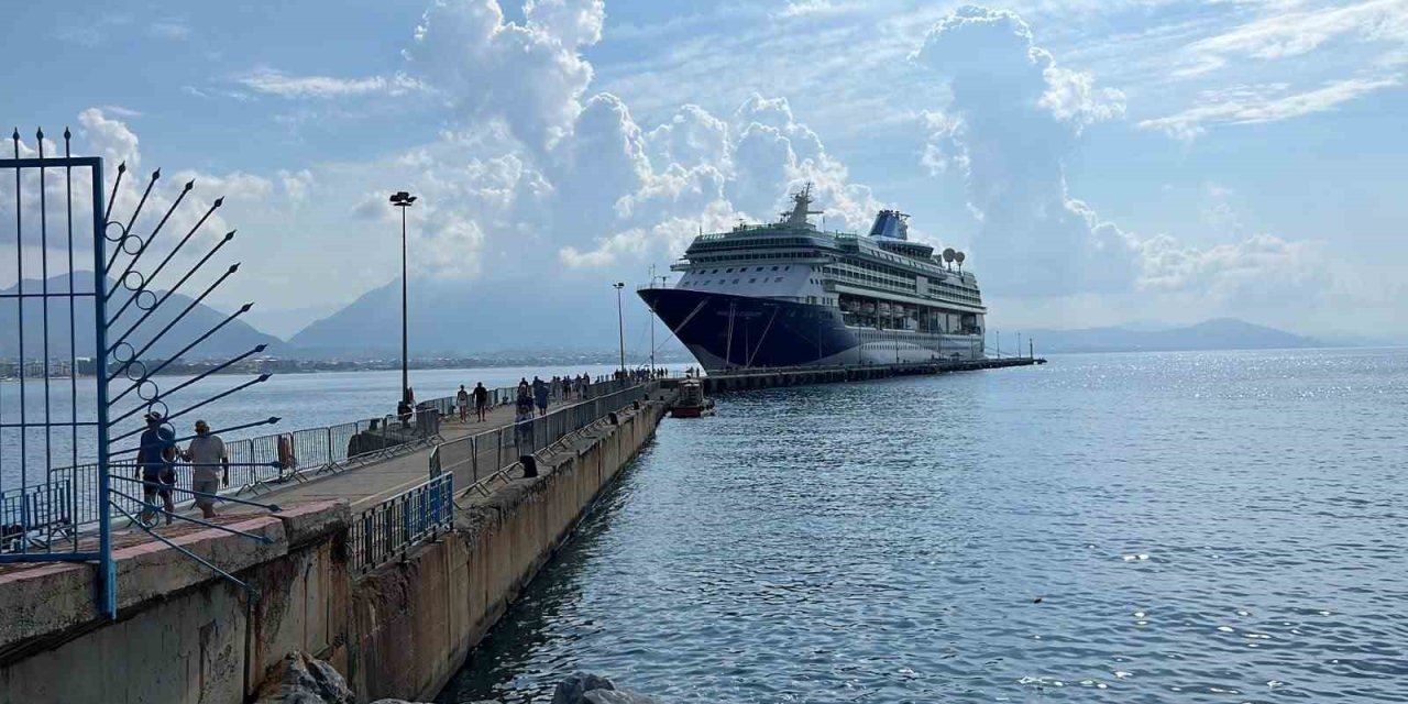Lüks Kruvaziyer Bin 765 Turist İle Alanya İskelesine Demir Attı