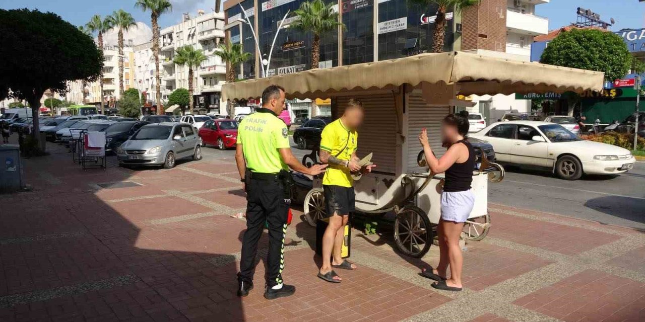Kırmızı Işıkta Motosikletle Bekleyen Turistler Bir Anda Kaldırıma Çıktı, Büfeye Çarpıp Yere Savruldu