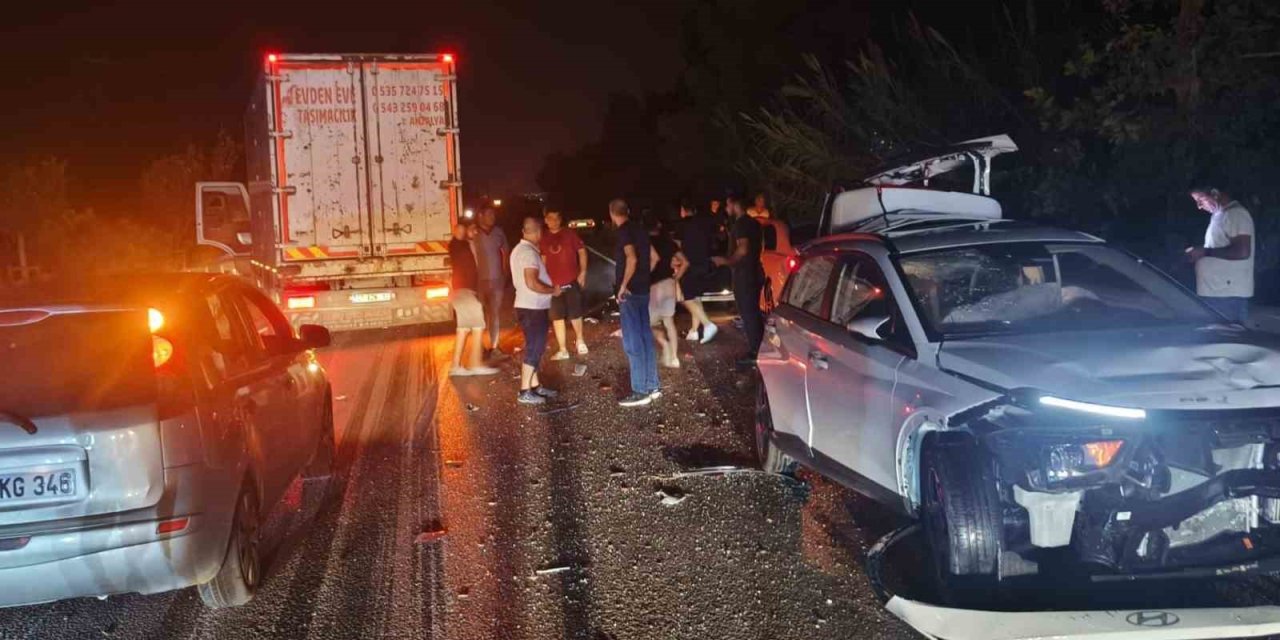Antalya’da 4 Aracın Karıştığı Kazada Ortalık Savaş Alanına Döndü