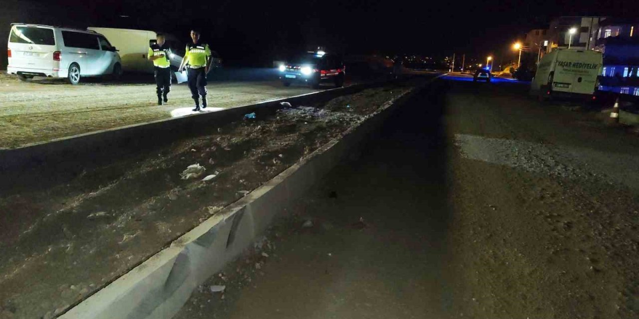 Antalya’da Kontrolden Çıkan Otomobil Refüje Çarptı: 1 Yaralı