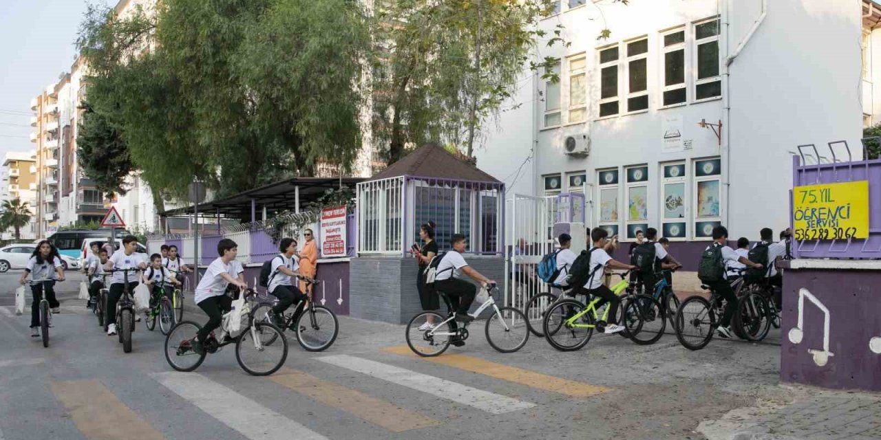 Mersin’de Öğrenciler Okula Pedal Çevirerek Gitti