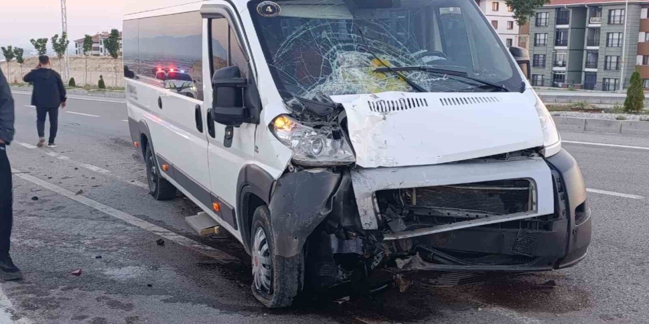 Karaman’da Servis Minibüsleri Çarpıştı: 1 Yaralı