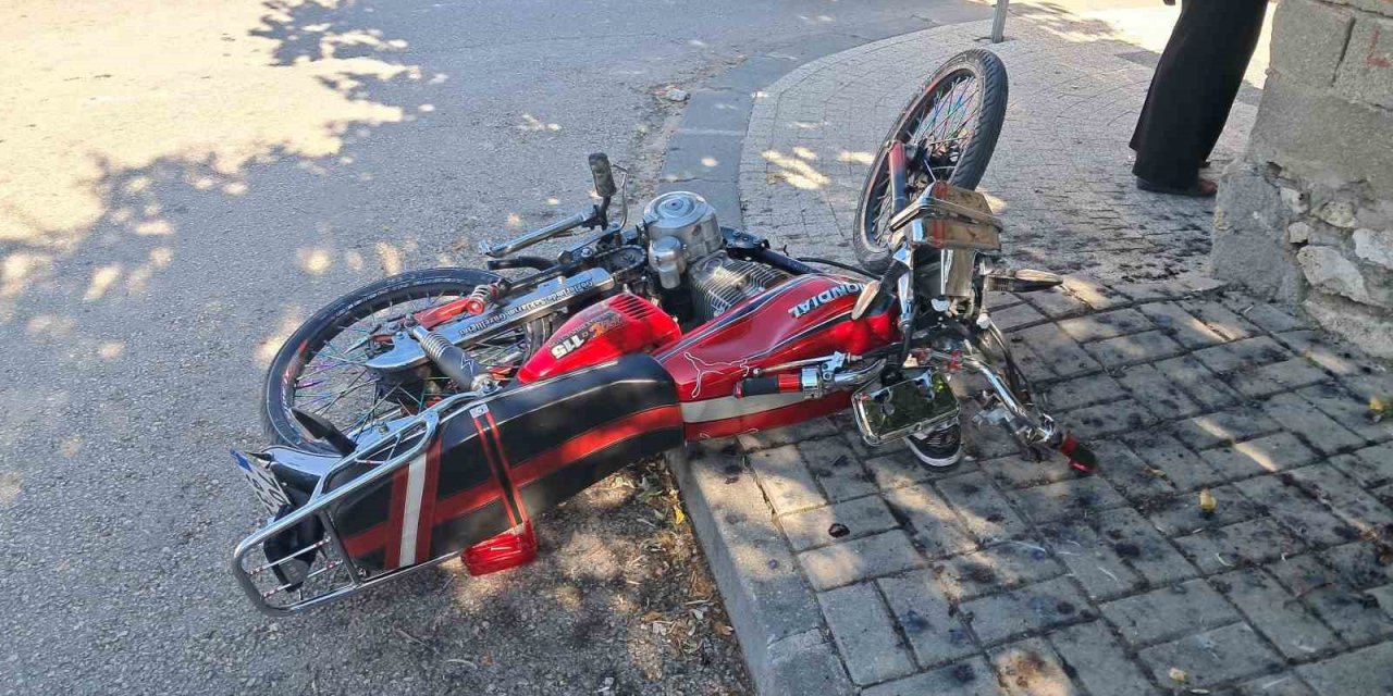 Karaman’da Hafif Ticari Araçla Motosiklet Çarpıştı: 1 Yaralı