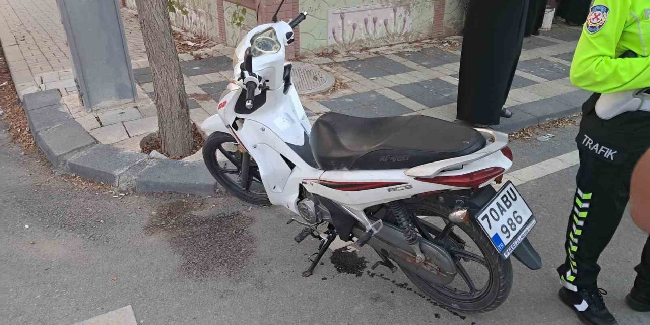 Karaman’da Otomobilin Kapısına Çarpan Motosiklet Devrildi: 2 Yaralı