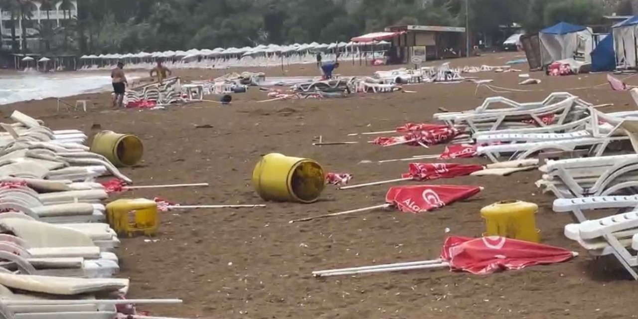 Alanya’da Şiddetli Rüzgar Sahili Savaş Alanına Çevirdi: Şezlonglar Metrelerce Sürüklendi