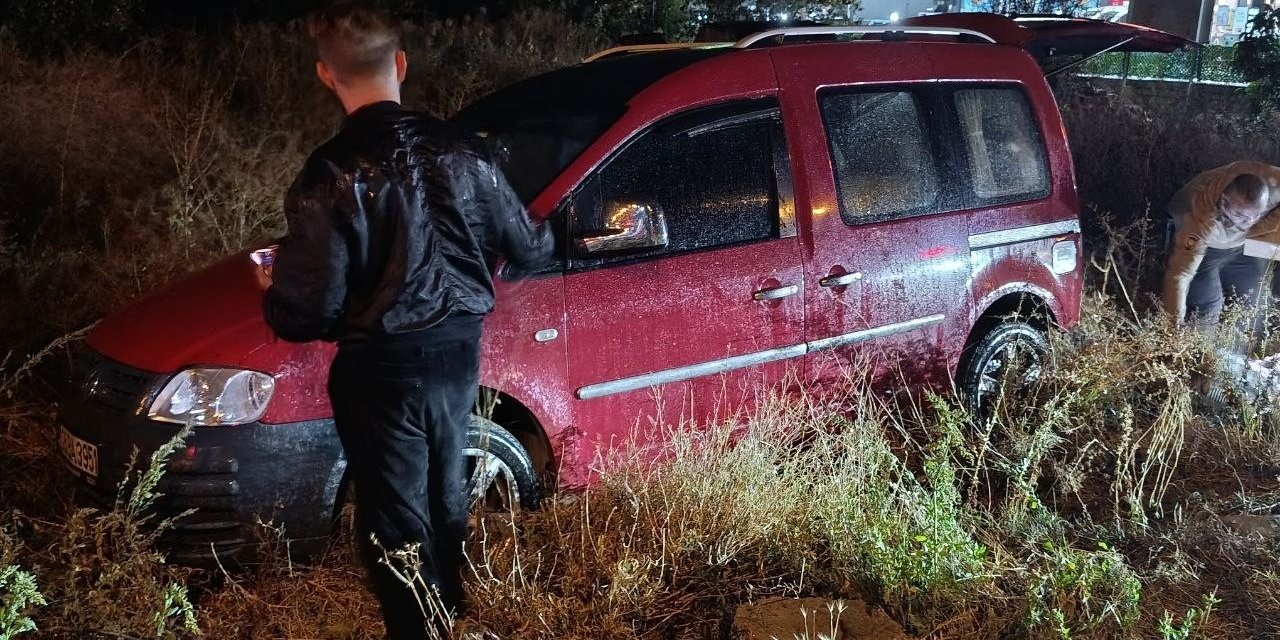 Yağışlı Havada Yoldan Çıkan Hafif Ticari Araç Devrildi: 2 Yaralı