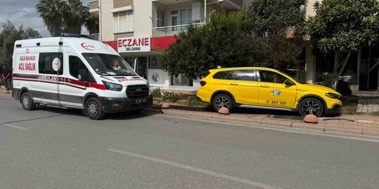 Serik’te Taksi İle Hafif Ticari Araç Çarpıştı, Mahalleli Kavşağa Önlem Alınmasını İstedi