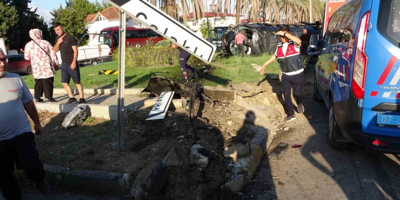 Antalya’da Tur Minibüsü, Kamyonet Ve Otomobille Çarpıştı: 15 Yaralı